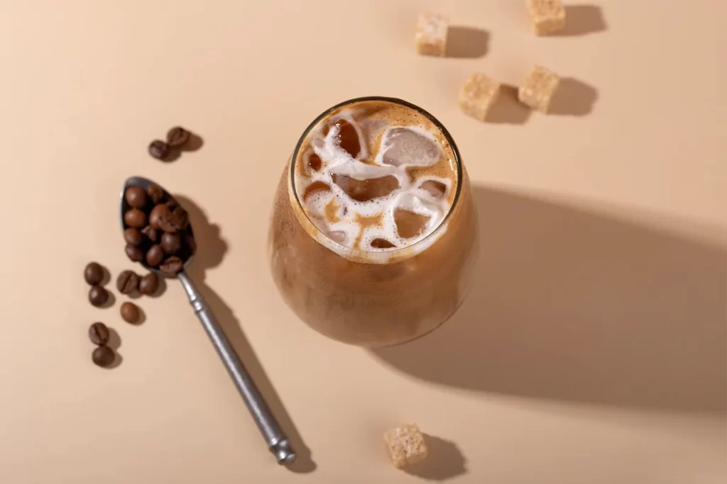 آیسکافی، در واقع ترکیبی از قهوه و یخ (البته نه به همین سادگی است) که معمولاً با مقداری شیر، خامه یا شیرینکننده سرو میشود.