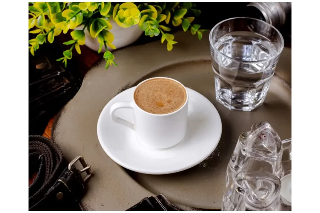 چرا مردم قبل از قهوه آب می‌خورند؟