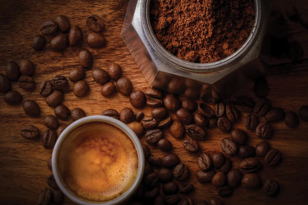 راهنمای گام به گام دم کردن قهوه در خانه بدون ابزار و دستگاه