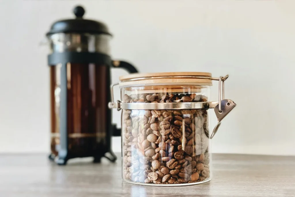 فرنچ‌پرس (French Press) یکی از ساده‌ترین و پرطرفدارترین روش‌های دم‌آوری قهوه است.