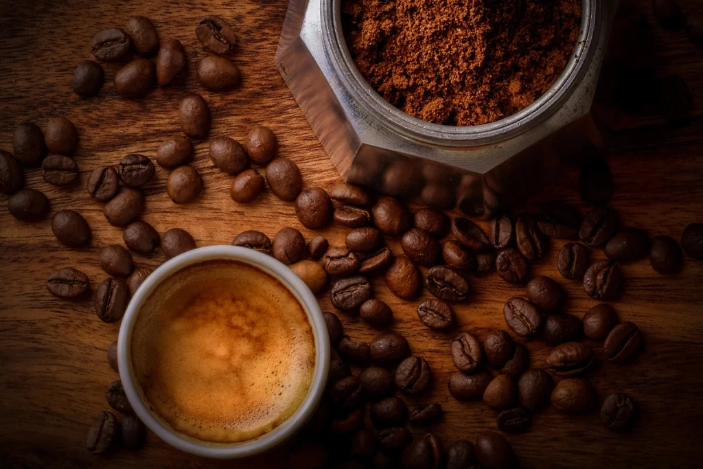 دستگاه‌هایی مانندAeroPress از بهترین گزینه‌ها برای تهیه اسپرسو در خانه بدون دستگاه اسپرسوساز هستند.