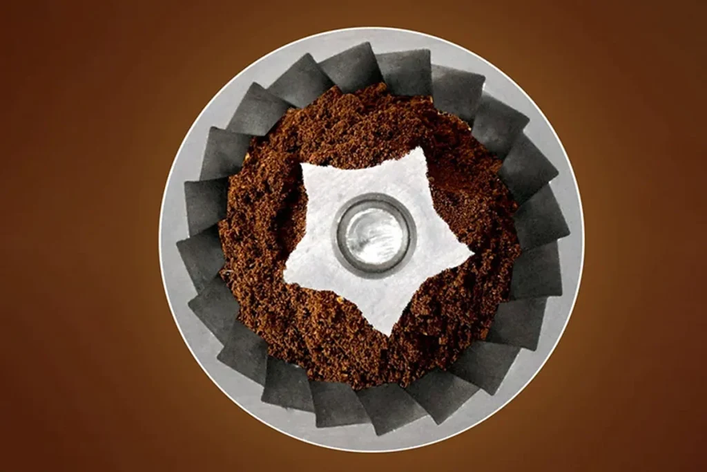 آسیاب‌های دندانه‌ای، دانه‌های قهوه را بین دو تیغه دندانه‌دار خرد می‌کنند و پودری یکنواخت و قابل تنظیم تولید می‌نمایند.