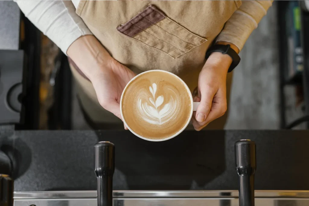 در اسپرسوی تهیهشده توسط باریستاهای حرفهای، کرمای طلایی، لایه کفآلود قهوهای مایل به قرمز، وجود دارد.