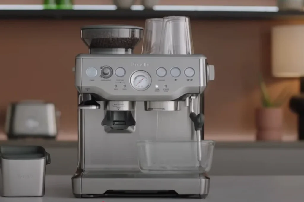 در پایان، دستگاه را خاموش کرده و با باز کردن شیر آب داغ، اجازه دهید محلول باقی‌مانده تخلیه شود.