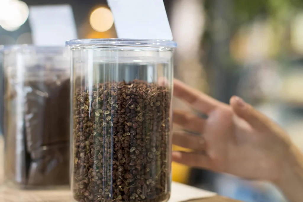  به دنبال قهوه‌ای باشید که بوی جذابی داشته باشد، فرقی نمی‌کند که این بو میوه‌ای، آجیلی یا شکلاتی باشد. 