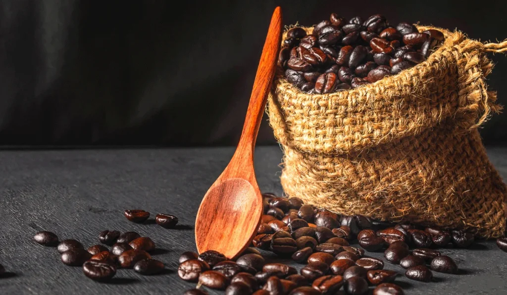 اگر قهوه سیاه سرو میکنید، دانههایی با رست روشنتر انتخاب کنید تا طعمهای میوهای یا مرکباتی قهوه را بهتر بچشید.