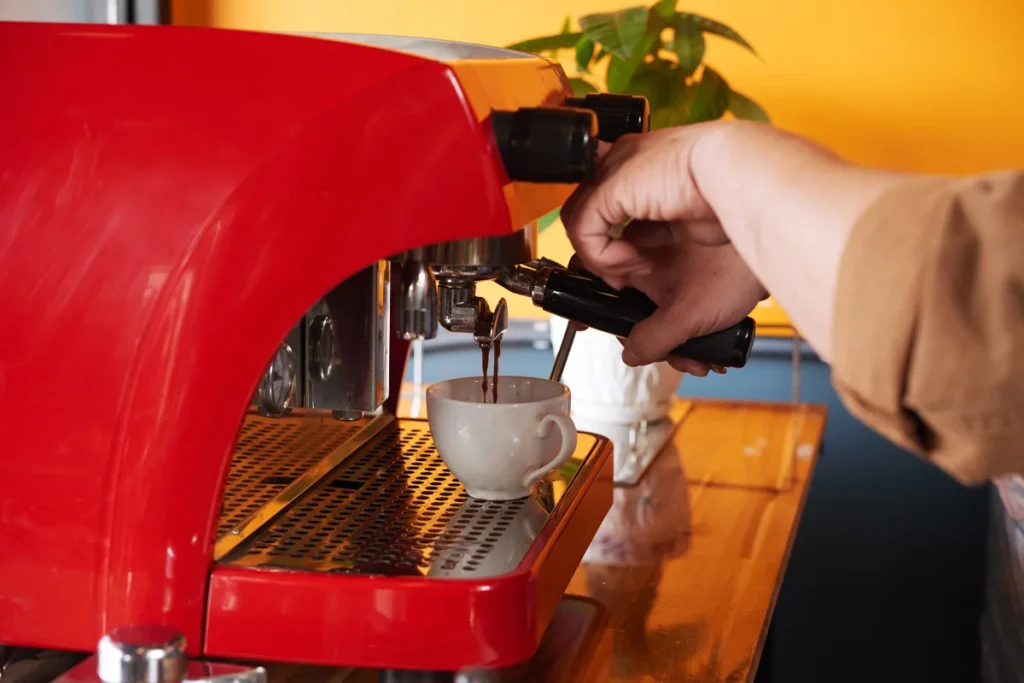 کل فرآیند دمآوری برای یک یا دو شات اسپرسو به طرز چشمگیری سریع است و معمولاً تنها حدود ۲۵ تا ۳۰ ثانیه از اولین قطره طول میکشد.