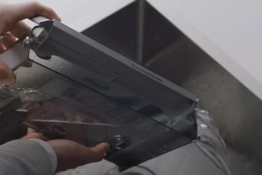 مخزن آب را برداشته و با آب گرم بشویید.