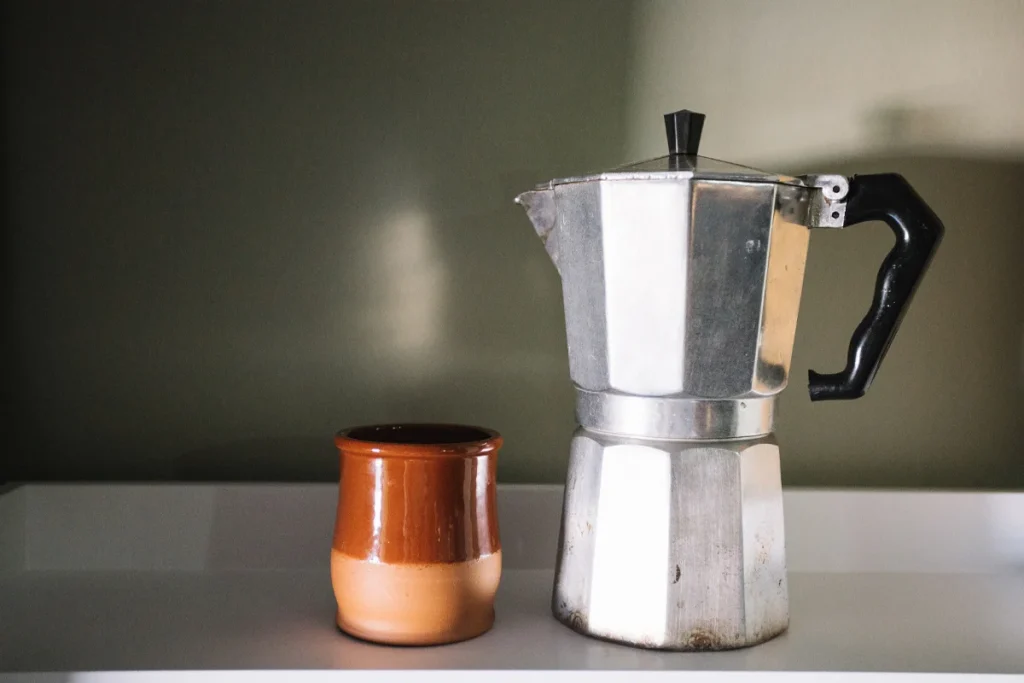 موکاپات، یک اختراع کلاسیک ایتالیایی، قهوه را با استفاده از روشی منحصربهفرد که توسط فشار بخار هدایت میشود، دم میکند.