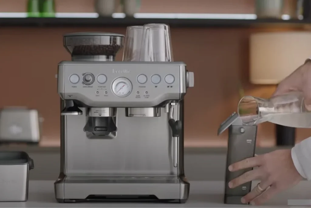 پس از آماده‌سازی محلول، آن را داخل مخزن آب دستگاه بریزید. 