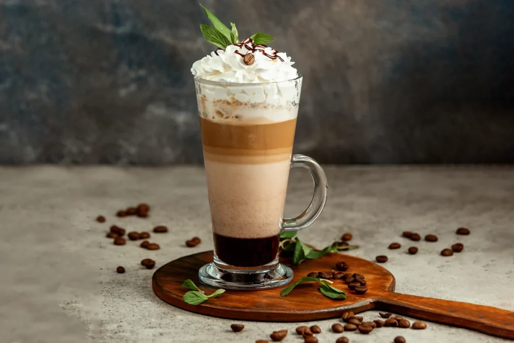 پایهی این نوشیدنی جذاب یعنی کافه گلاسه، اسپرسو است که گاهی با شیر، یخ، خامه یا شکر ترکیب میشود.