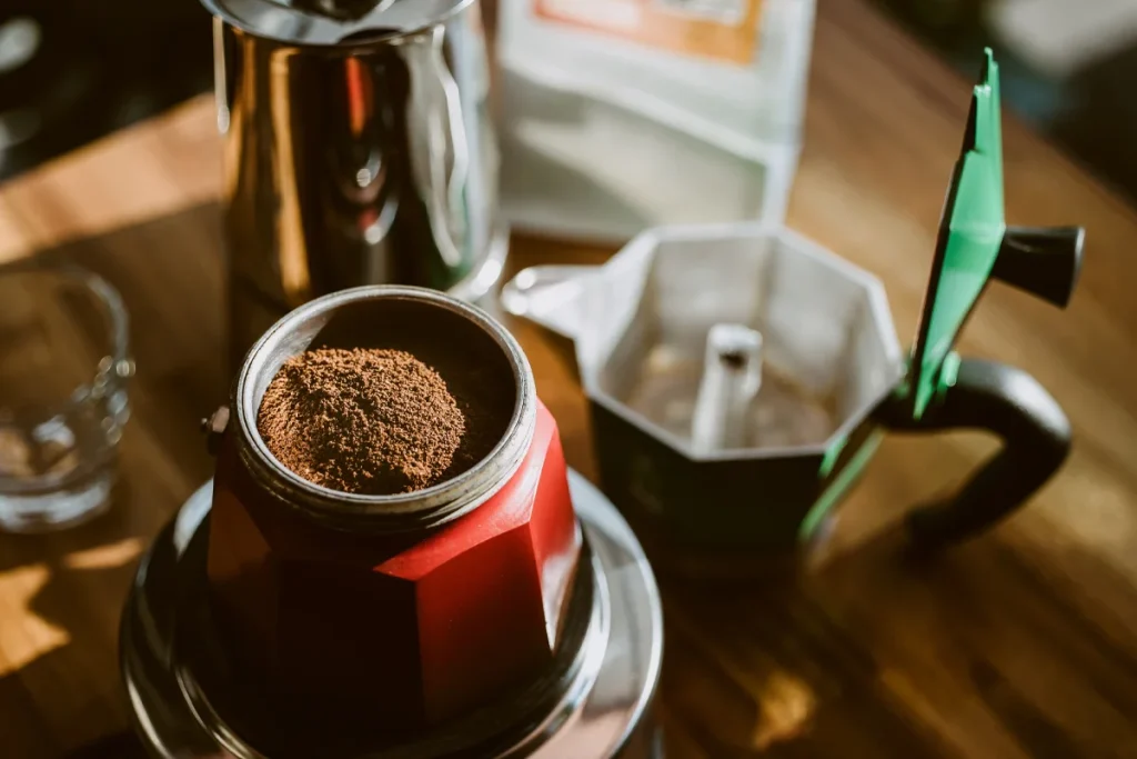 برای موکاپات، دانهها باید کمی ریزتر از قهوه فیلتری و کمی درشتتر از اسپرسو باشند.