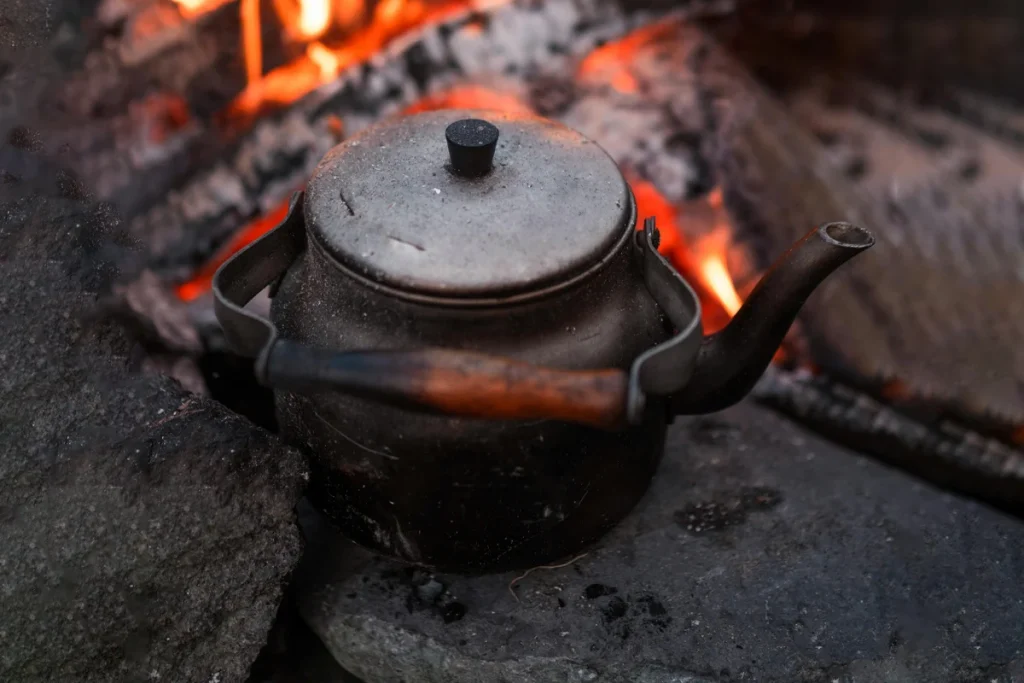 نحوه درست کردن قهوه روی آتش در طبیعت را در سطور بالا توضیح دادیم.
