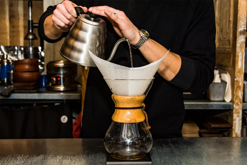 اگر قهوه شما طعمی ترش و شبیه به لیموناد دارد، یا اگر حس می‌کنید رقیق و بی‌مزه است، این نشانه‌ای واضح از عصاره‌گیری ناقص است.