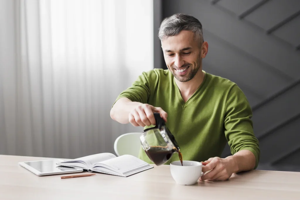 قطع ناگهانی مصرف قهوه می‌تواند مشکلات متعددی مثل سردرد را به وجود بیاورد؛ بنابراین ضروری است که هر تغییری در عادت نوشیدن قهوه را به صورت تدریجی ایجاد کنید.