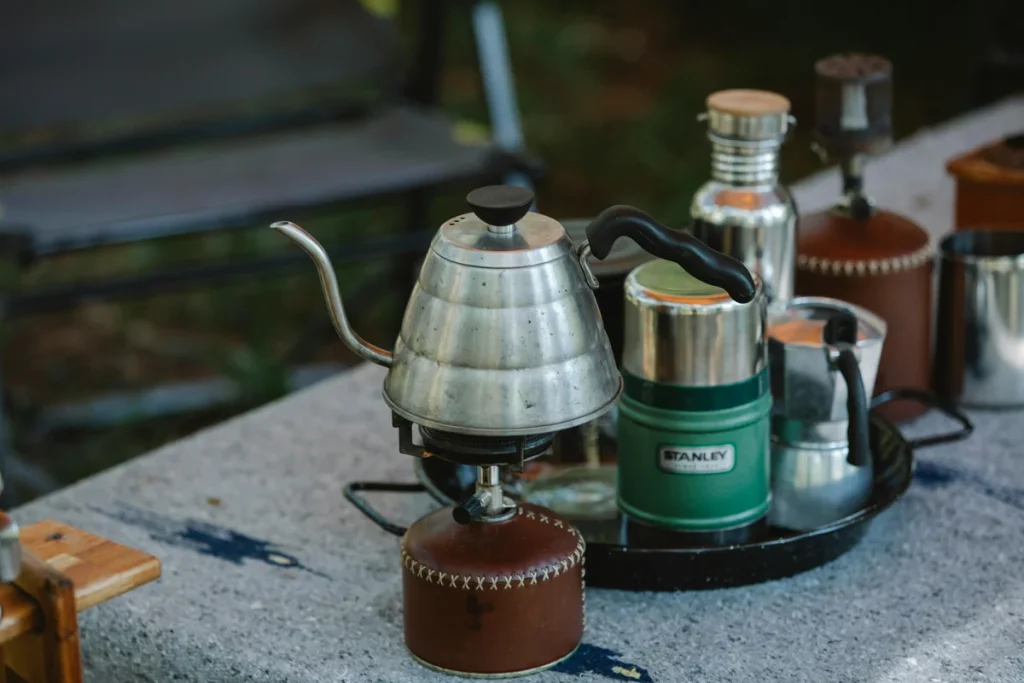 اولین سوالی که احتمالا برای شما در زمینه تهیه قهوه روی آتش پیش میآید، این است که کدام شیوه تهیه بهتر است. در ادامه انواع شیوهها را بررسی میکنیم.