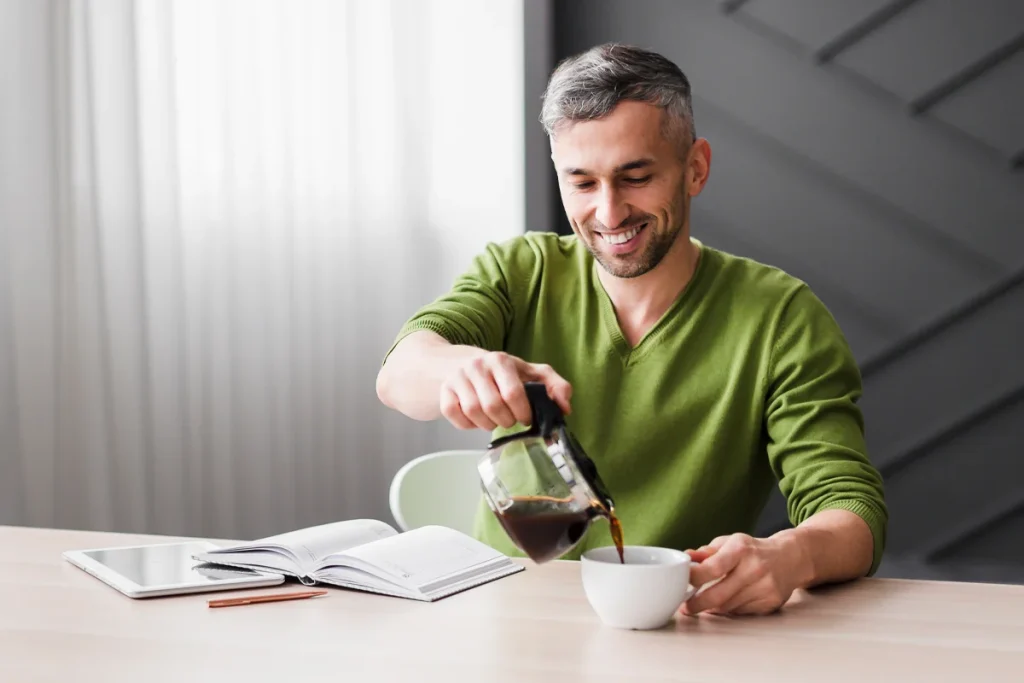 اسپرسو بهخودیخود طعمی غنی و متمرکز دارد که ترکیبی از تلخی، شیرینی طبیعی دانه قهوه و اسیدیته ملایم است.