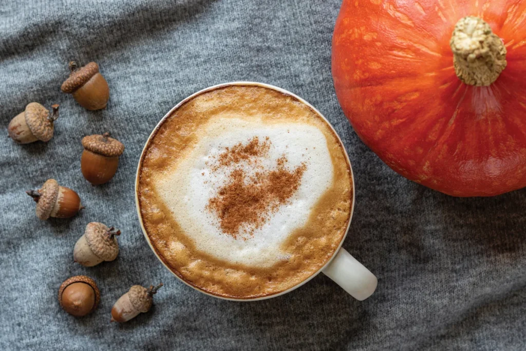 شما می‌توانید این نوشیدنی گرم و خوشمزه، لاته کدو حلوایی را با شیرهایی مثل شیر جودوسر، شیر بادام یا شیر نارگیل تهیه کنید.