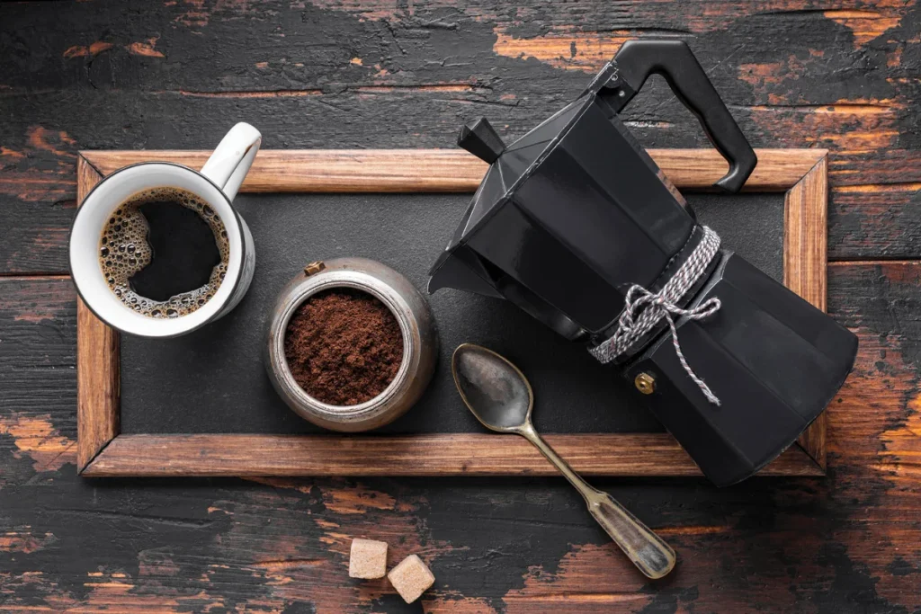 فرنچپرس از روش استخراج غیرفعال (Passive Brew) استفاده میکند. در این روش، پودر قهوه برای مدت طولانی در آب داغ غوطهور شده و ترکیبات قهوه به آرامی در آب حل میشوند.