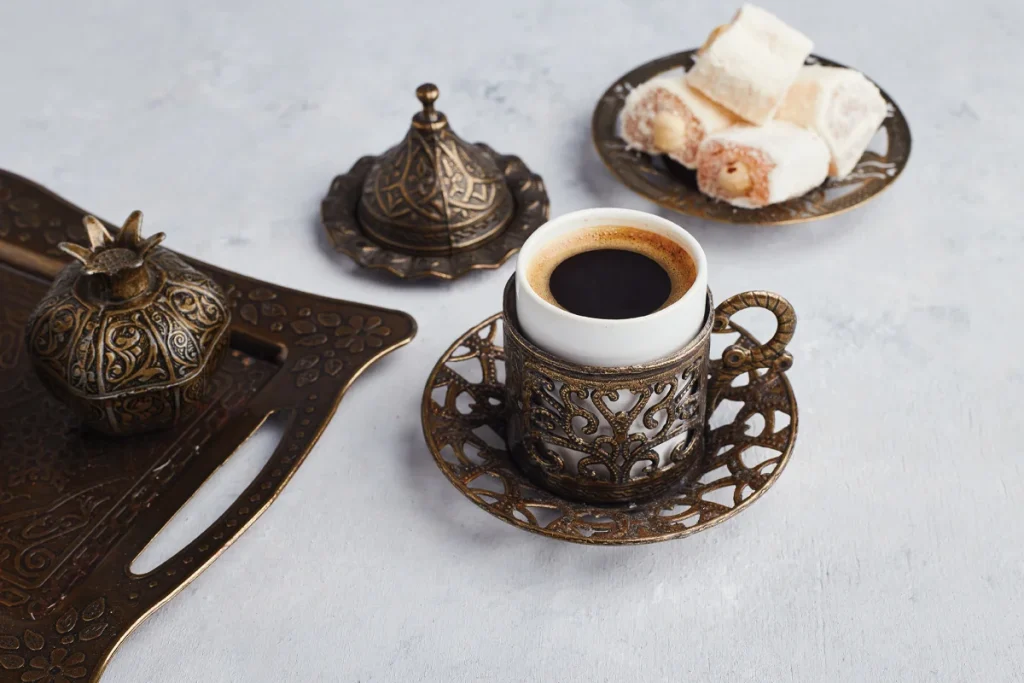 طعم قهوه عربی، تلخی بسیار ملایم است و به جای آن، رایحهای گلی و ادویهای غالب میشود. قهوه ترک برخلاف قهوه عربی بدون ادویه تهیه میشود، بنابراین عطر و طعم خالص دانهی قهوه بیشتر حس میشود.