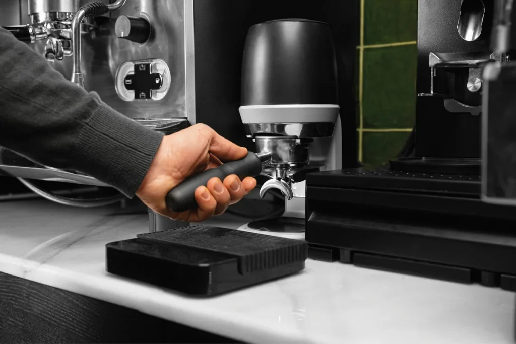 هر اسپرسوسازی یک نوع قهوهساز تخصصی است. اما هر دستگاه قهوهسازی نمیتواند اسپرسو تهیه کند.