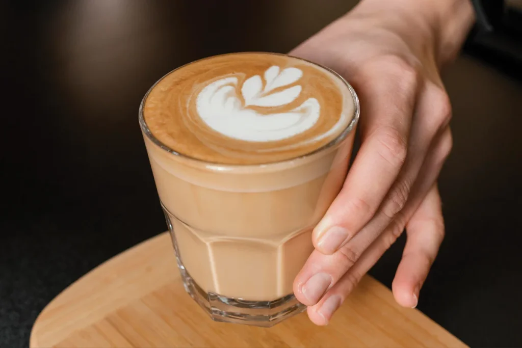 اجرای لاته آرت در پیکولو لاته، یک چالش فنی محسوب می‌شود، چرا که فنجان دمیتاس فضای بسیار محدودی دارد. برای موفقیت در لاته آرت در این فضای محدود، طرح‌هایی مانند قلب ساده، یا طرح‌های کوچک لاله که به فضای کمی نیاز دارند، ایده‌آل هستند.