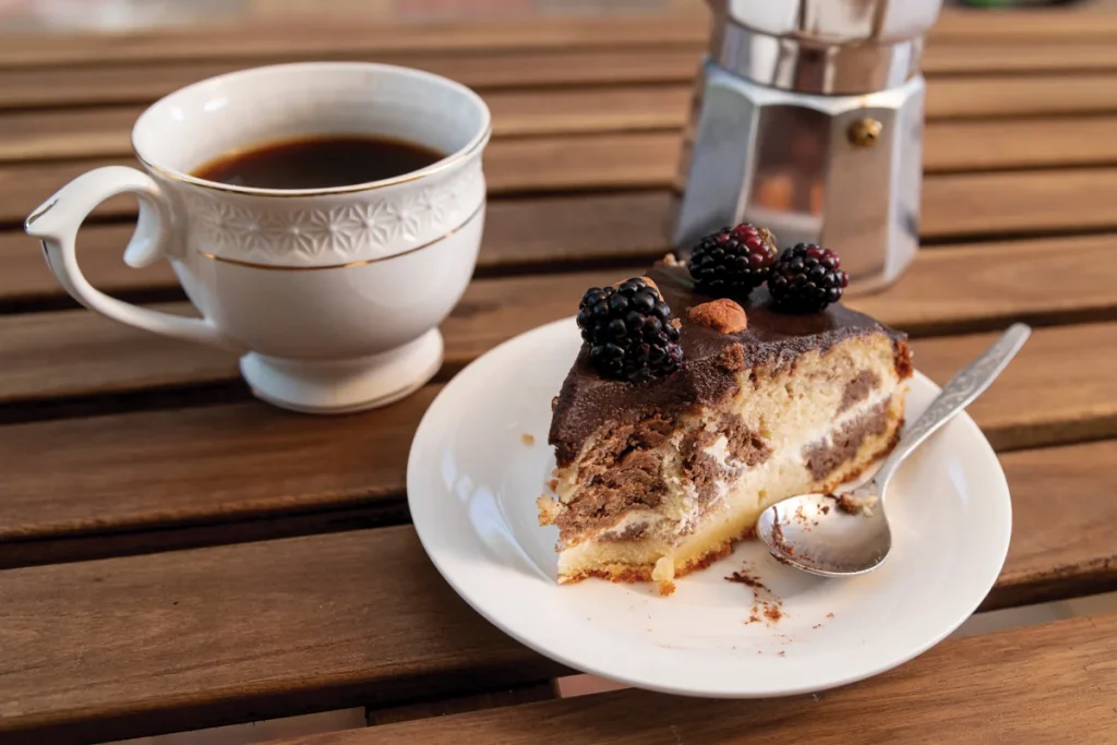 اسپرسو که پایه آمریکانو است، در غلظت و تراکم کافئین در حجم (میلیگرم در ۱۰۰ میلیلیتر) بسیار برتر است.