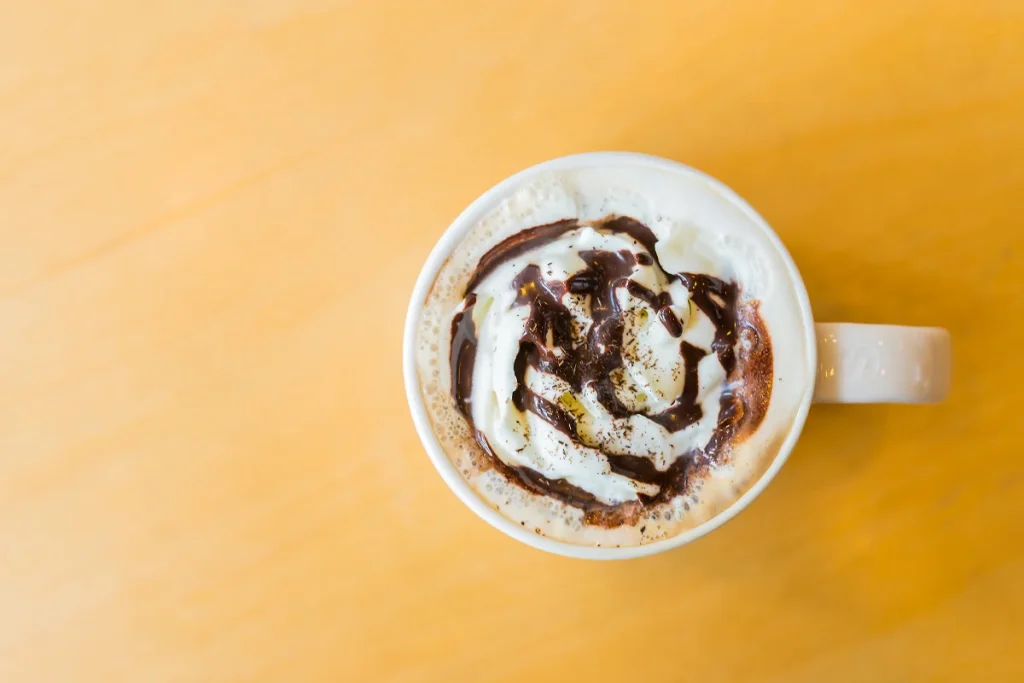 موکا (Mocha) یکی از محبوبترین نوشیدنیهای ترکیبی قهوه است که از اسپرسو، شکلات و شیر بخار دادهشده تهیه میشود.