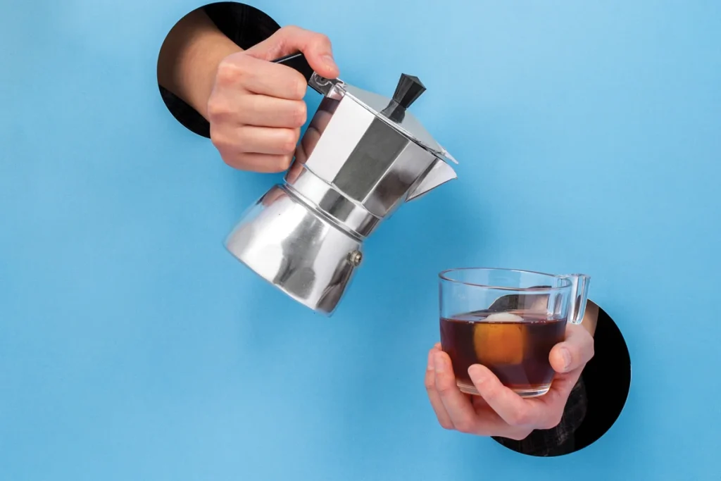 موکاپات یا همان قهوهساز روگازی، به فشار بخار برای عبور آب از میان پودر قهوه متکی است.