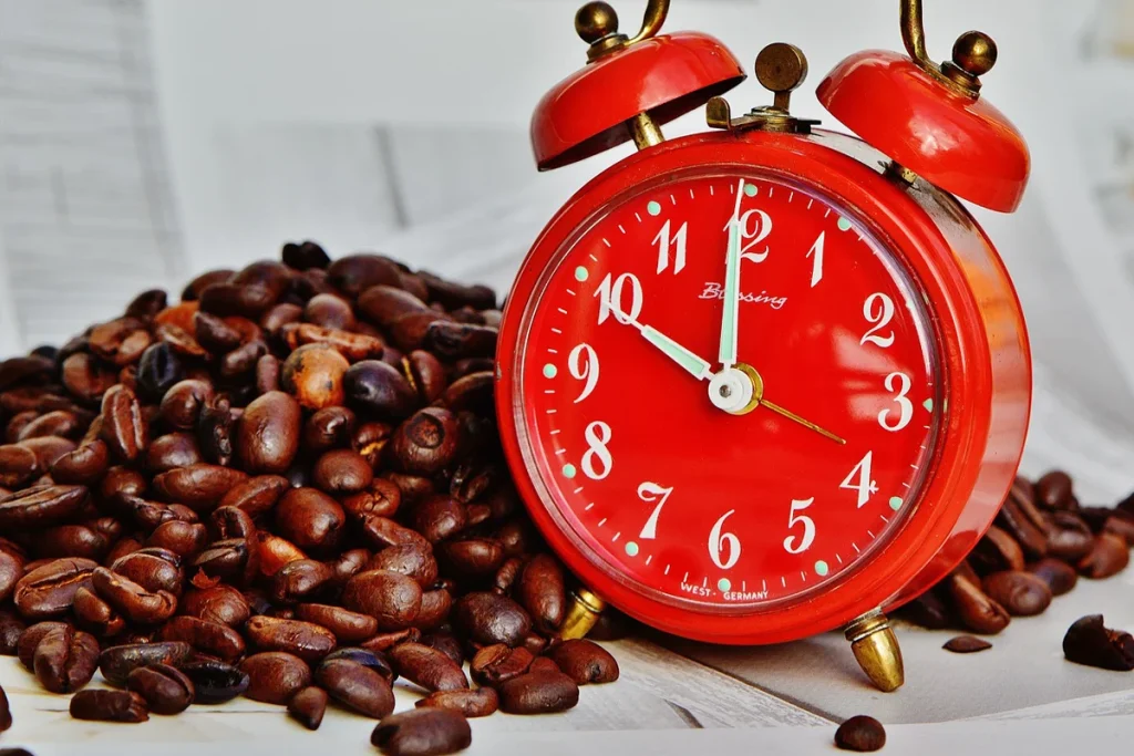 به طور معمول، یک شات استاندارد اسپرسو که حدود ۳۰ میلیلیتر حجم دارد، حاوی تقریبا ۶۰ تا ۸۰ میلیگرم کافئین است. ا