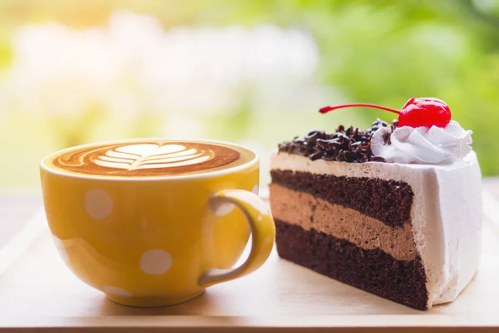 کیک شکلاتی یکی از محبوبترین گزینهها برای صرف در کنار قهوه است.