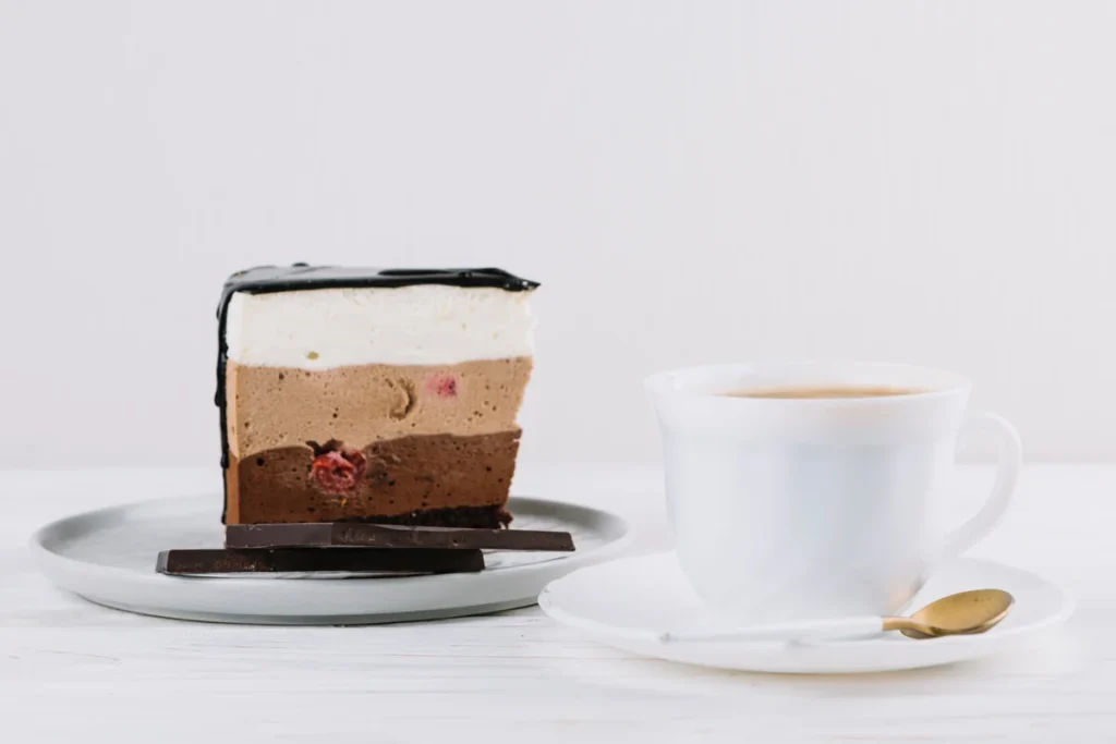 کیک پنیر قهوهای، با پوسته کراکر و فیلینگ کرمی غنیشده با اسپرسو، یک دسر آمریکایی محبوب است. لاته با ترکیب شیر و قهوه، خامهای بودن کیک را تکمیل میکند و اسیدیته قهوه، ترشی پنیر را متعادل میسازد.