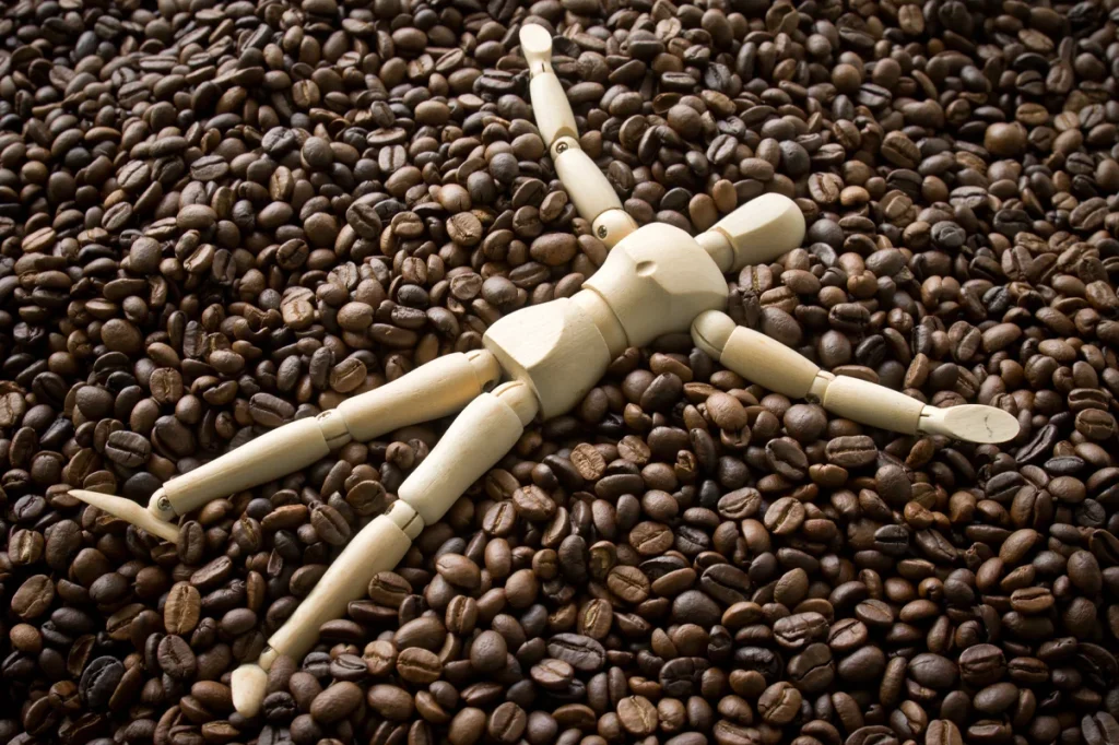 قهوه با افزایش مدت زمان بیداری، باعث کاهش زمان خواب میشود. در نتیجه روز بعد احساس خستگی و کاهش تمرکز خواهید داشت.