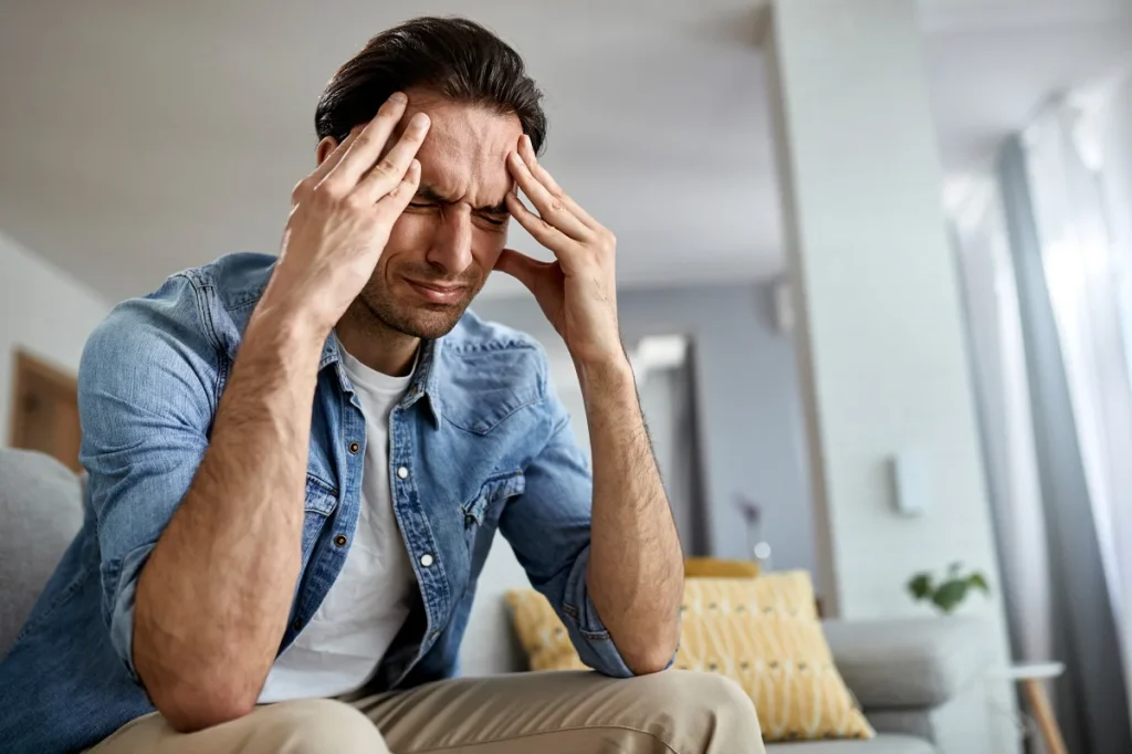 کافئین با مسدود کردن تأثیر آدنوزین، مانع ایجاد احساس خواب آلودگی میشود. اما مصرف زیاد آن میتواند اثرات منفی مانند اضطراب و استرس در پی داشته باشد.