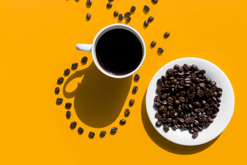 از بین انواع قهوهها، اسپرسو به دلیل داشتن غلظت بیشتر طعم تلخ و سنگینی دارد و افراد متناسب با ذائقهی خود از آن استفاده میکنند.