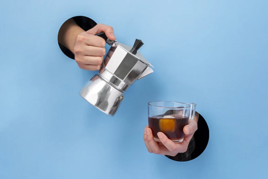 ۹۸ درصد از آنچه در فنجان مینوشیم، آب است. بنابراین، کیفیت شیمیایی آب مورد استفاده تأثیر عمیقی بر استخراج و تعادل طعم، از جمله تلخی، دارد.