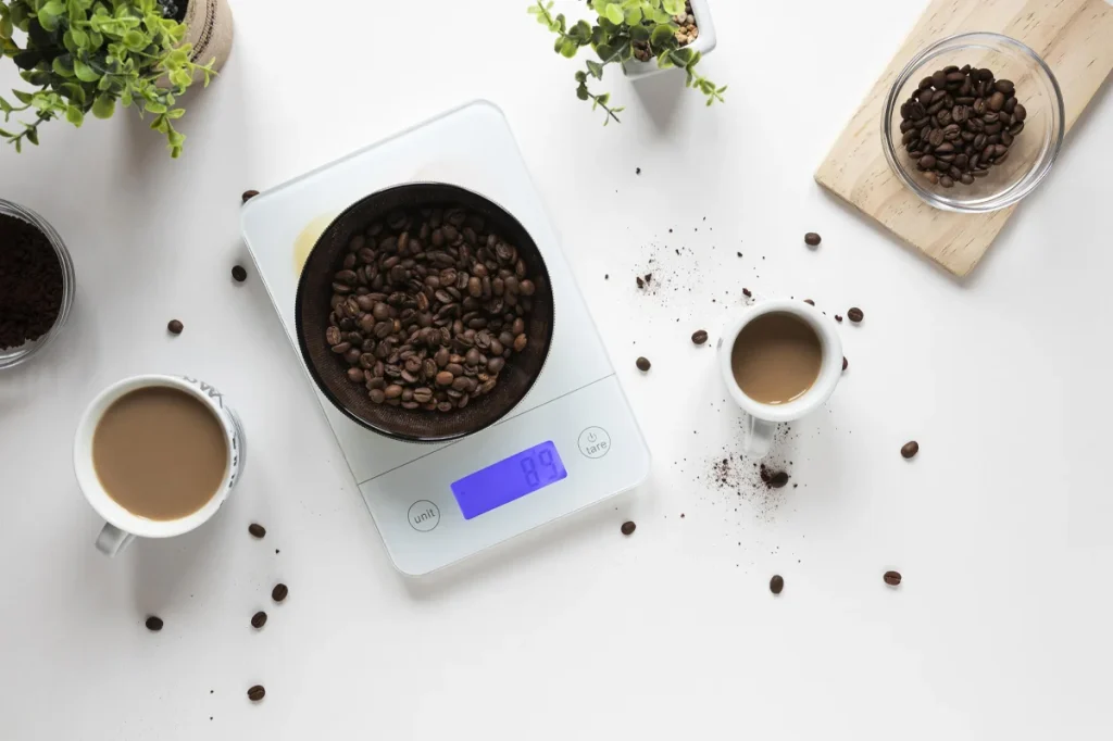 قبل از پرداختن به روش تهیه قهوه با فرنچ پرس به نسبت مواد لازم آن یعنی آب جوش و پودر قهوه توجه کنید.