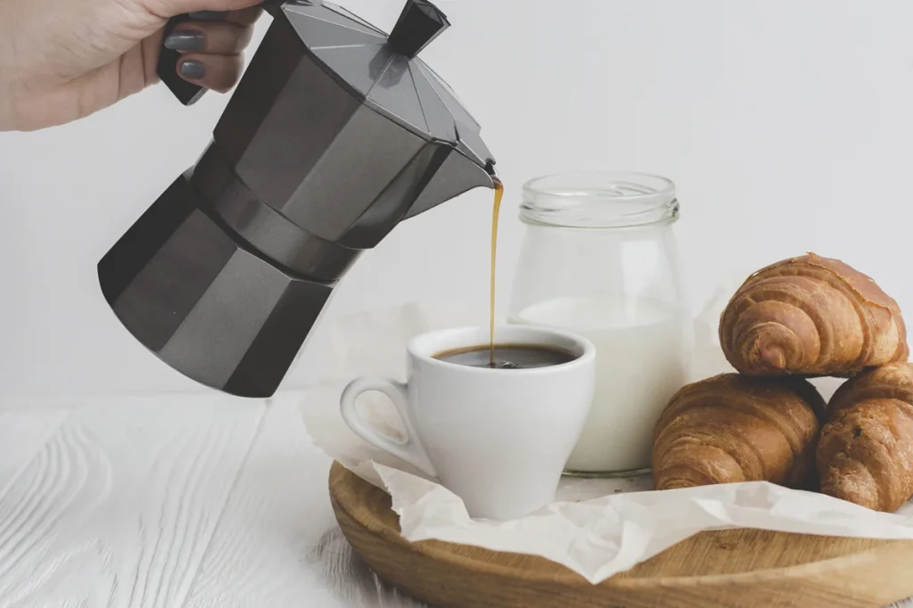 اکنون قهوه آماده شده با فرنچ پرس را در فنجان، سرو کنید.