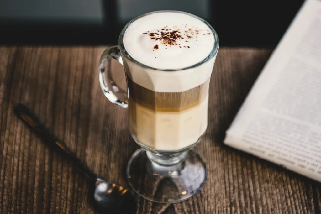 ماکیاتوی سنتی ایتالیایی یا «کافه ماکیاتو»، اساساً یک شات اسپرسو است که باریستا تنها لکهای (Dollop) از کف شیر به آن اضافه میکند.