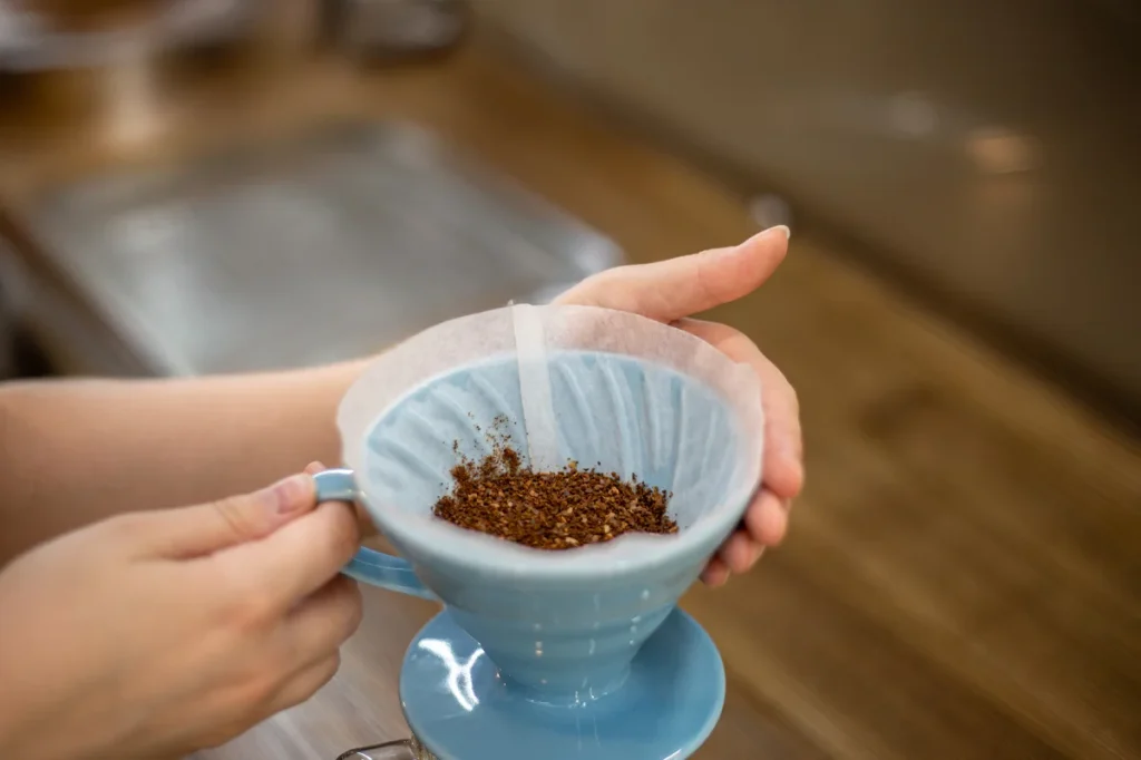 با یک فیلتر کاغذی یا صافی فلزی ساده قهوه را صاف کنید و در فنجان خود بریزید.