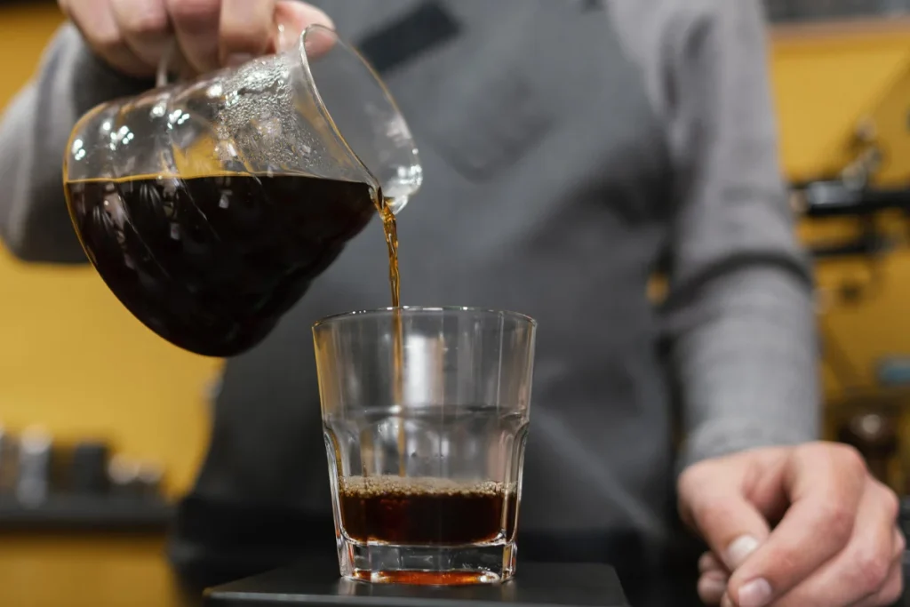 ابتدا باید یک شات دوبل اسپرسو آماده کنید.