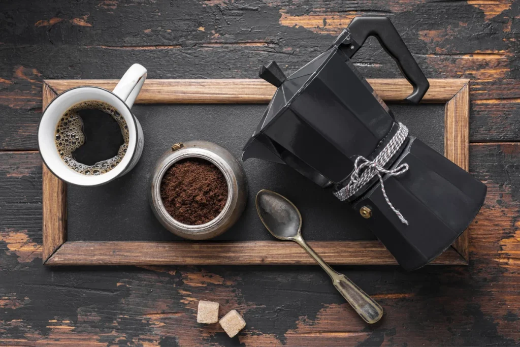 فرنچ پرس می‌تواند تجربه متفاوتی ایجاد کند. این دستگاه می‌تواند به سرعت یک قهوه با طعم قوی تولید کند، به شرطی که از دانه‌های با کیفیت، مانند ۱۰۰٪ عربیکا استفاده شود.