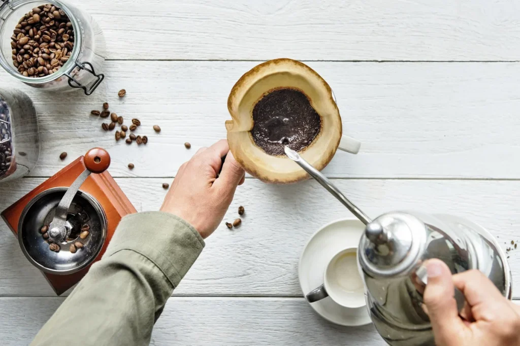 اگر قرار باشد که تنها یک روش را به عنوان ساده­‌ترین روش دم کردن قهوه انتخاب کنیم، روش «غوطه‌وری مستقیم با آب داغ» (Direct Immersion) یا همان قهوه بدون دستگاه بهترین گزینه خواهد بود.