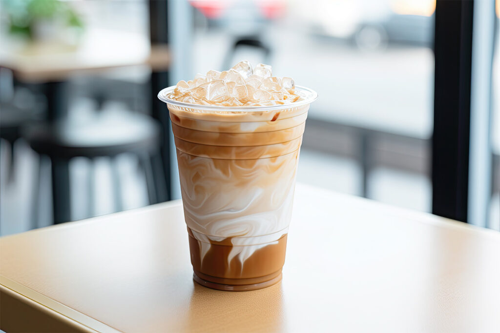 آیس لاته ترکیب قهوه اسپرسو غلیظ، شیر سرد و تکههای یخ است.