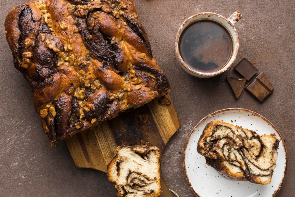 نان بابکای شکلاتی خانگی با بافتی نرم و لایه‌لایه، مغزدار با شکلات و گردو؛ آموزش نکات طلایی پخت، برش و سرو حرفه‌ای بابکا برای نتیجه‌ای خوش‌عطر و بی‌نقص.