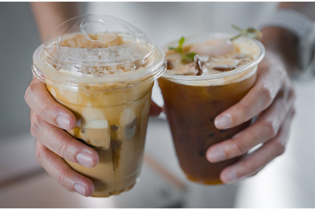 برای آمادهکردن آیس کافی از قهوه لایت یا سبک به همراه تکههای یخ استفاده میشود. اما در آیس لاته قهوه غلظت بیشتری دارد و شیر به ترکیب قهوه و یخ اضافه میشود.