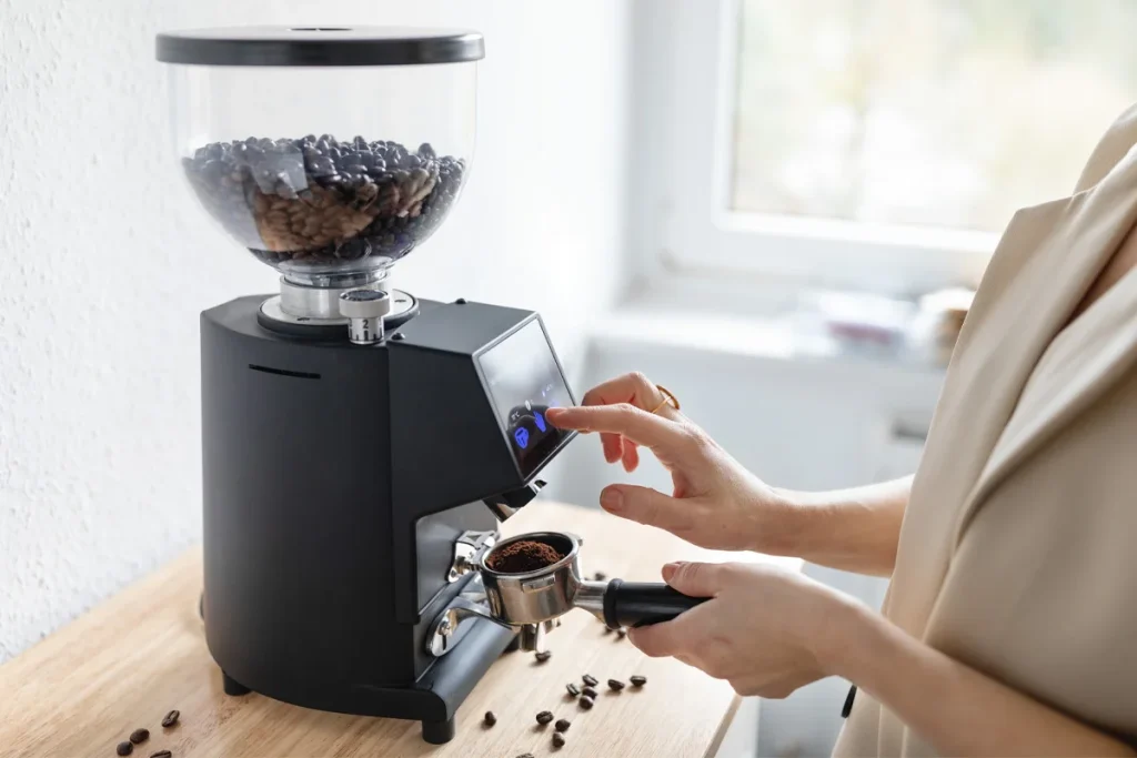 با استفاده از آسیاب برقی در زمان کوتاهی قهوه آسیاب شده دارید.