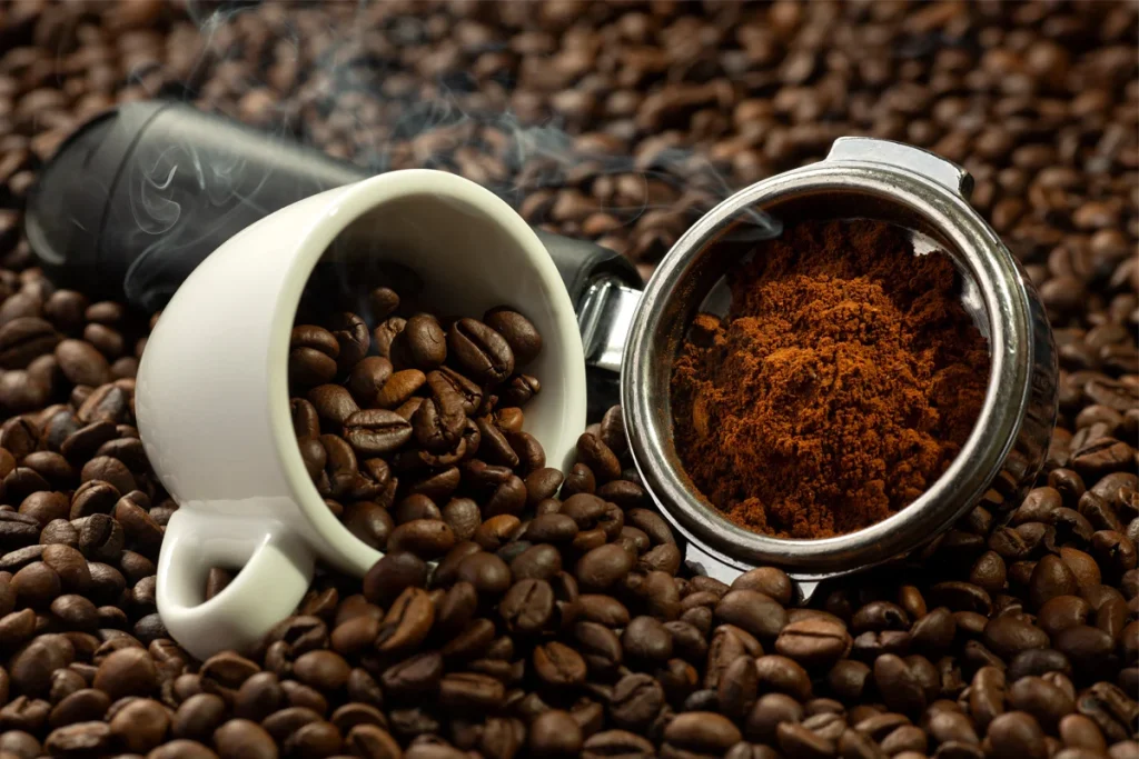 آسیاب کردن دانههای قهوه تاثیر زیادی در بهبود فرایند عصارهگیری دارد.