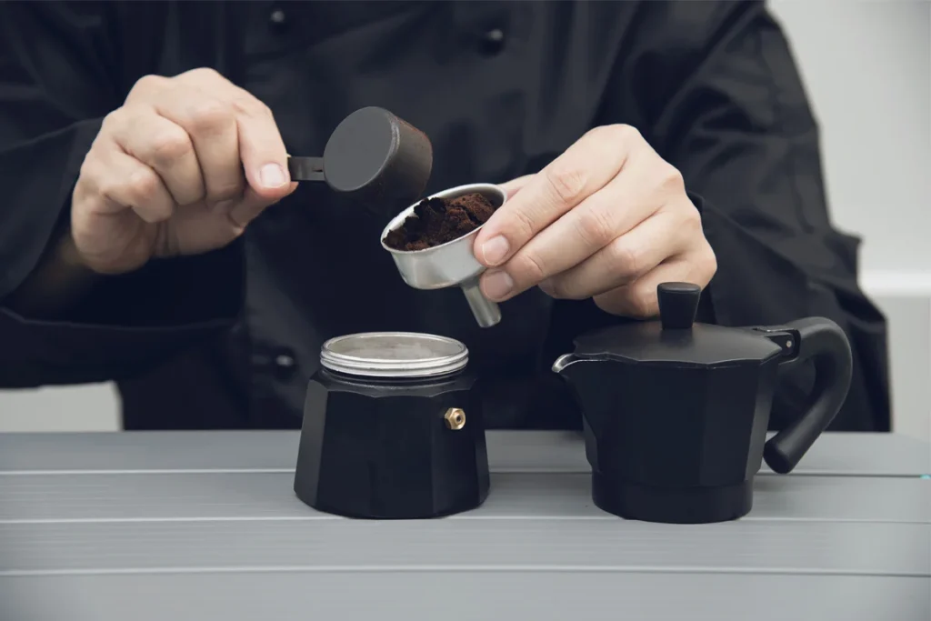 موکاپات به عنوان سادهترین ابزار عصارهگیری دارای سه بخش اصلی مخزن آب، سبد قهوه و محفظه قهوه است.