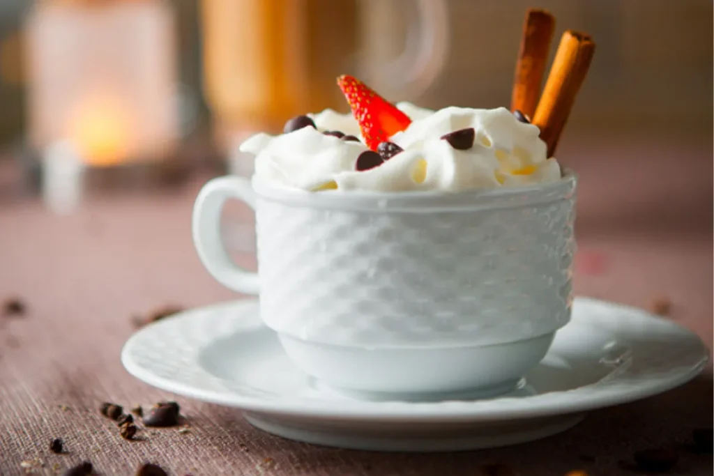 اسپرسو کن پانا همان خامه فرم گرفته و یک یا دو شات اسپرسو است.